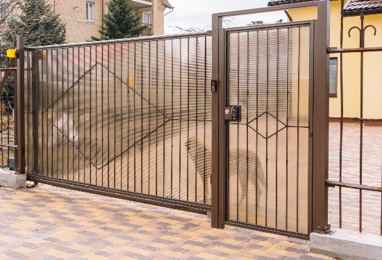 Купить ворота из профлиста с элементами ковки, с металлическими столбами в рамке или под дерево в Новочеркасске от 153135 руб